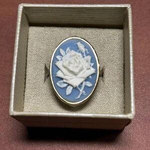 Fashion Ring For Women Blue With Prominant Flower Design New With Box 2014